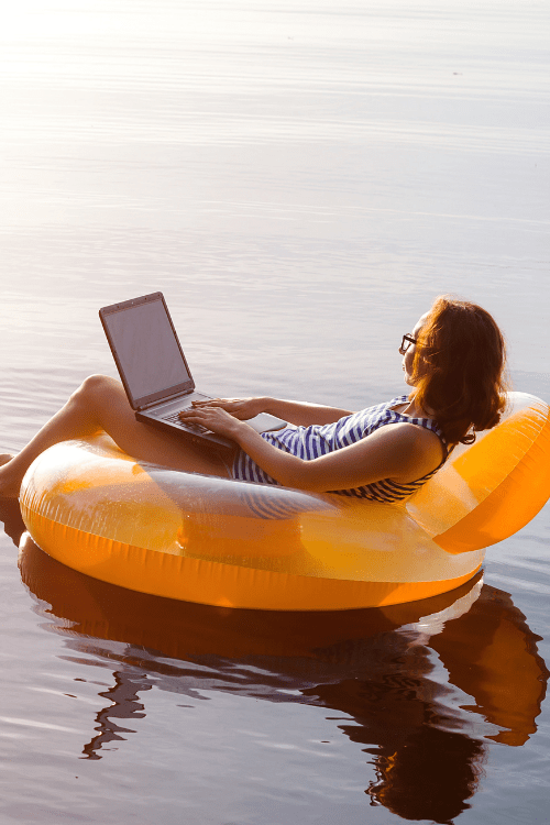 Tips for working remotely effectively while travelling + on the road