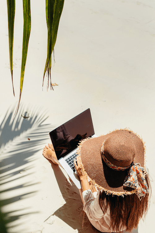 Tips for working remotely effectively while travelling + on the road