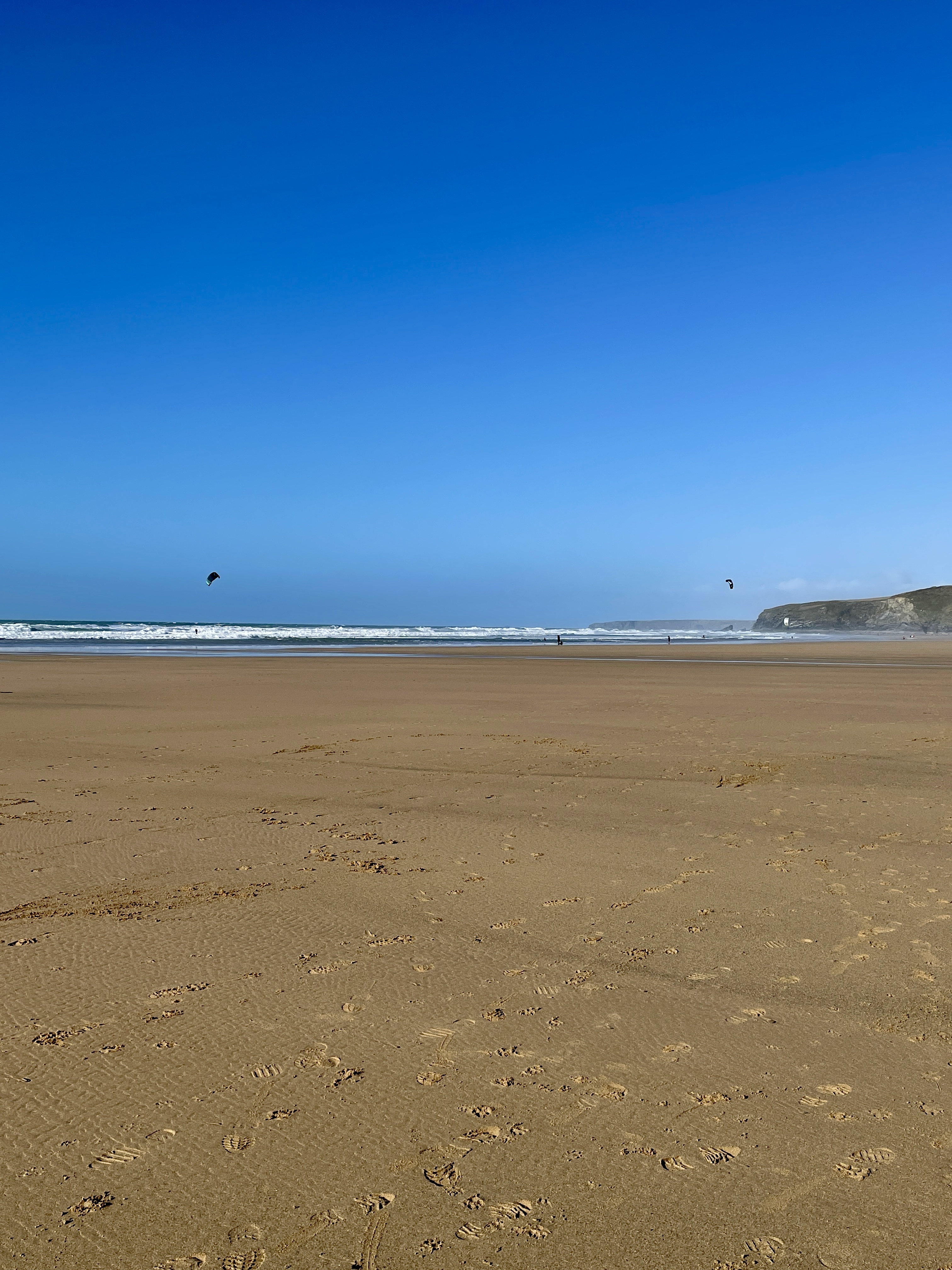 kite surfers watergate bay february 2022
