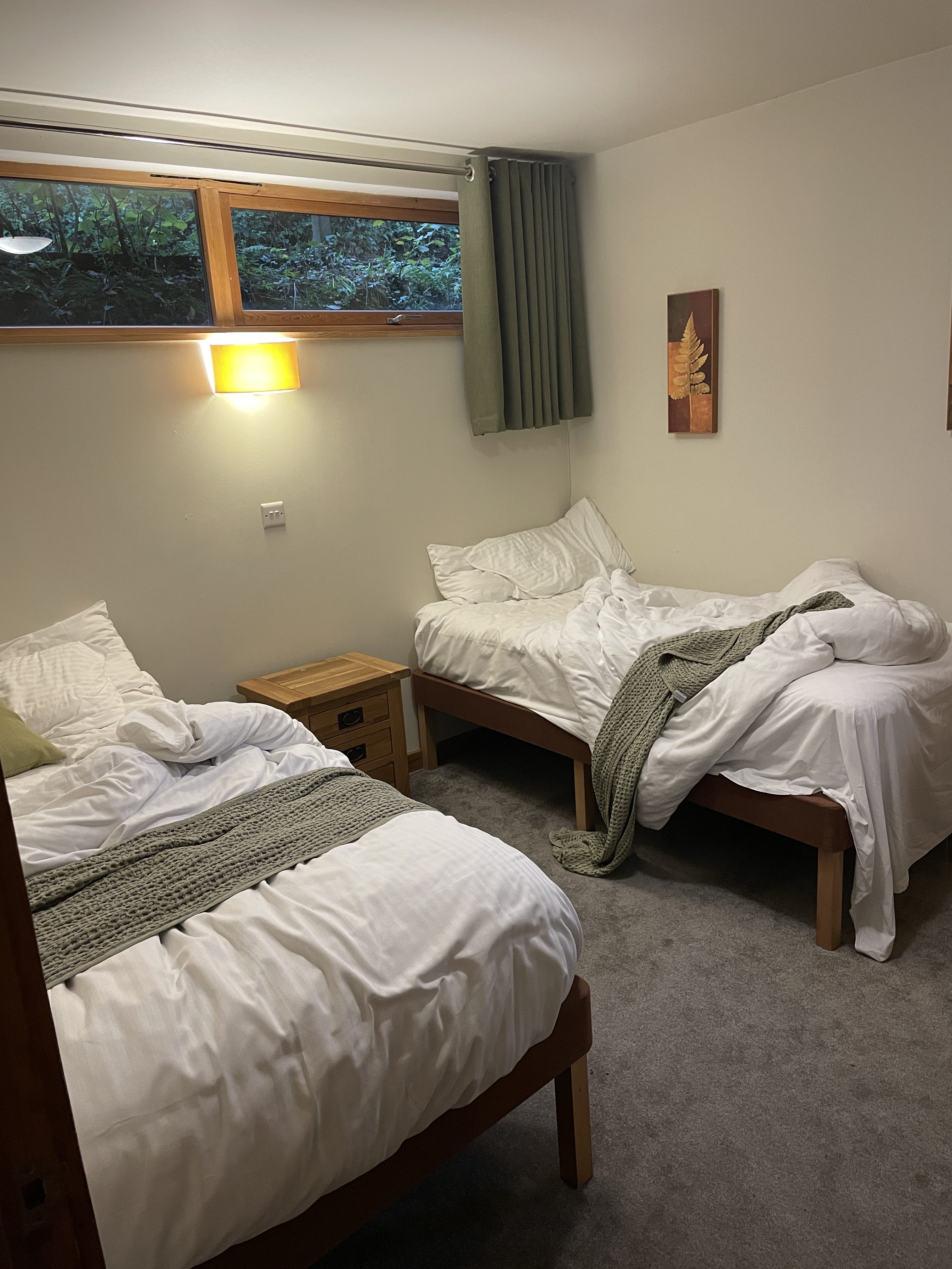 twin bedroom at deerpark forest holidays woodland lodge in cornwall