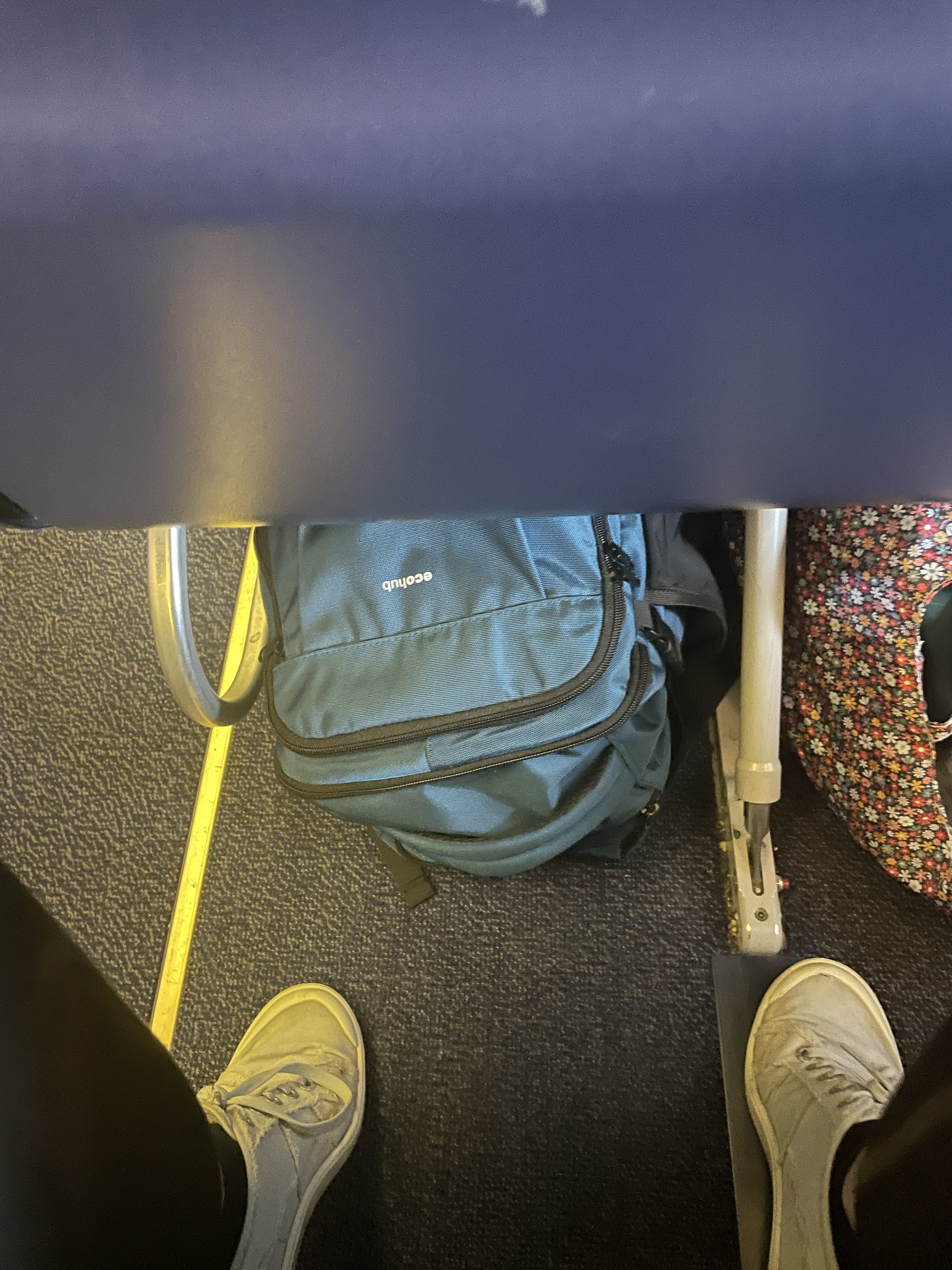 Ecohub 9-pocket in teal blue under Ryanair seat