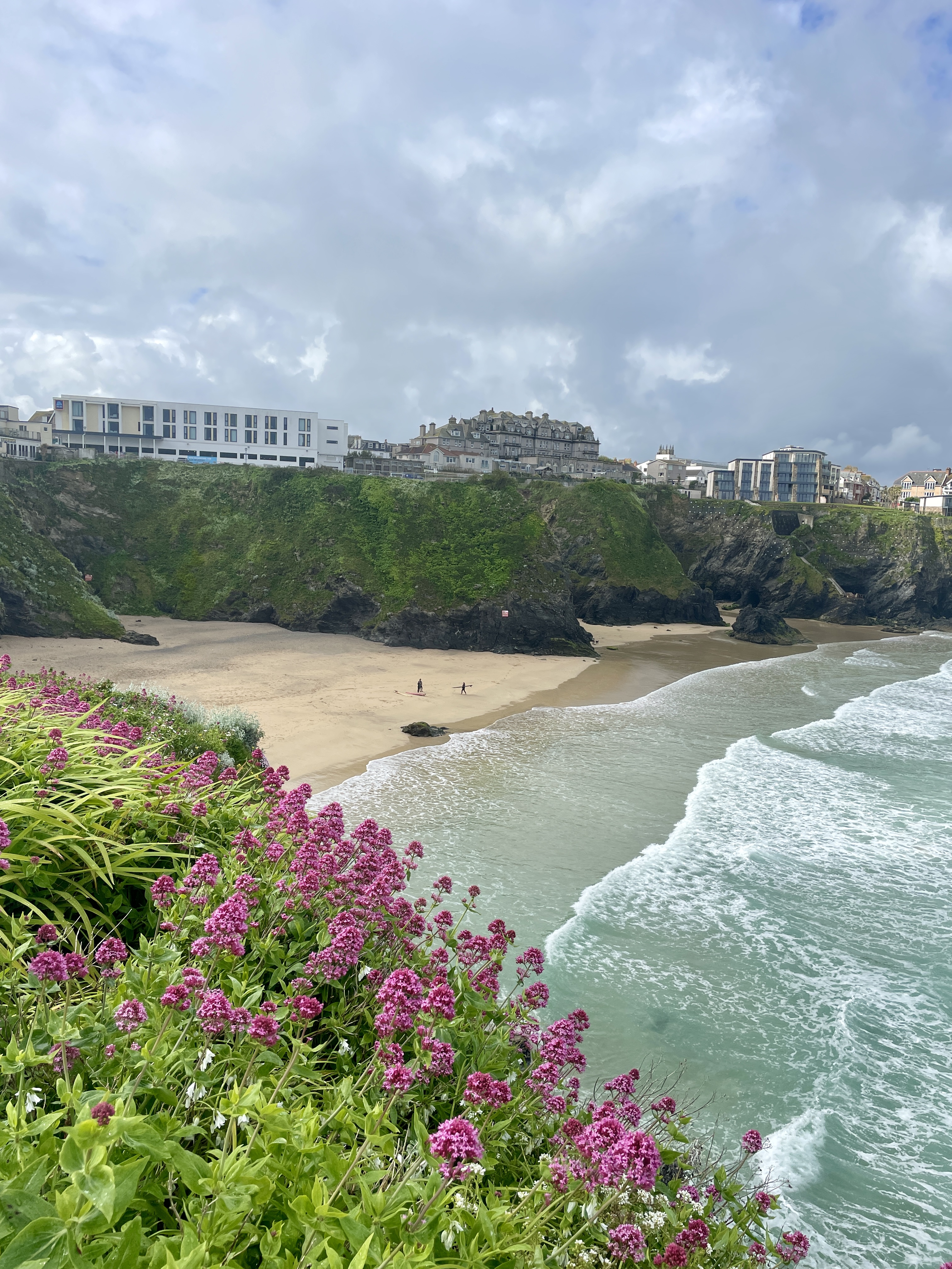 Great Western Beach amidst an urban area of Newquay