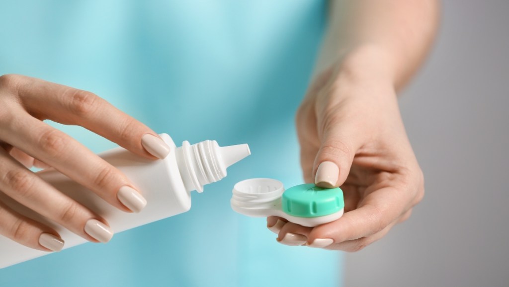 4 Ways to Manage Dry Eyes When Travelling with Contact Lenses This Winter