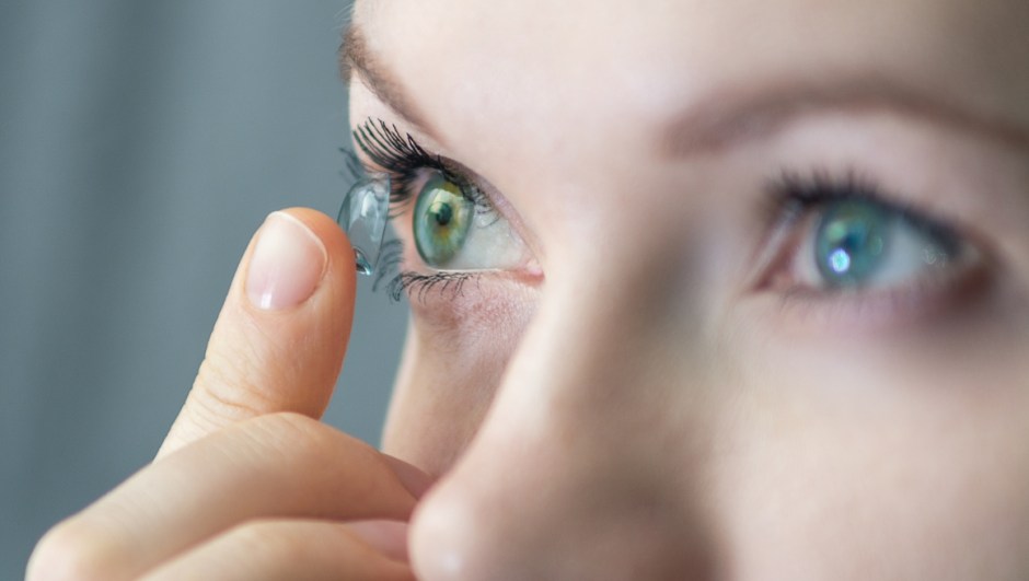 4 Ways to Manage Dry Eyes When Travelling with Contact Lenses This Winter