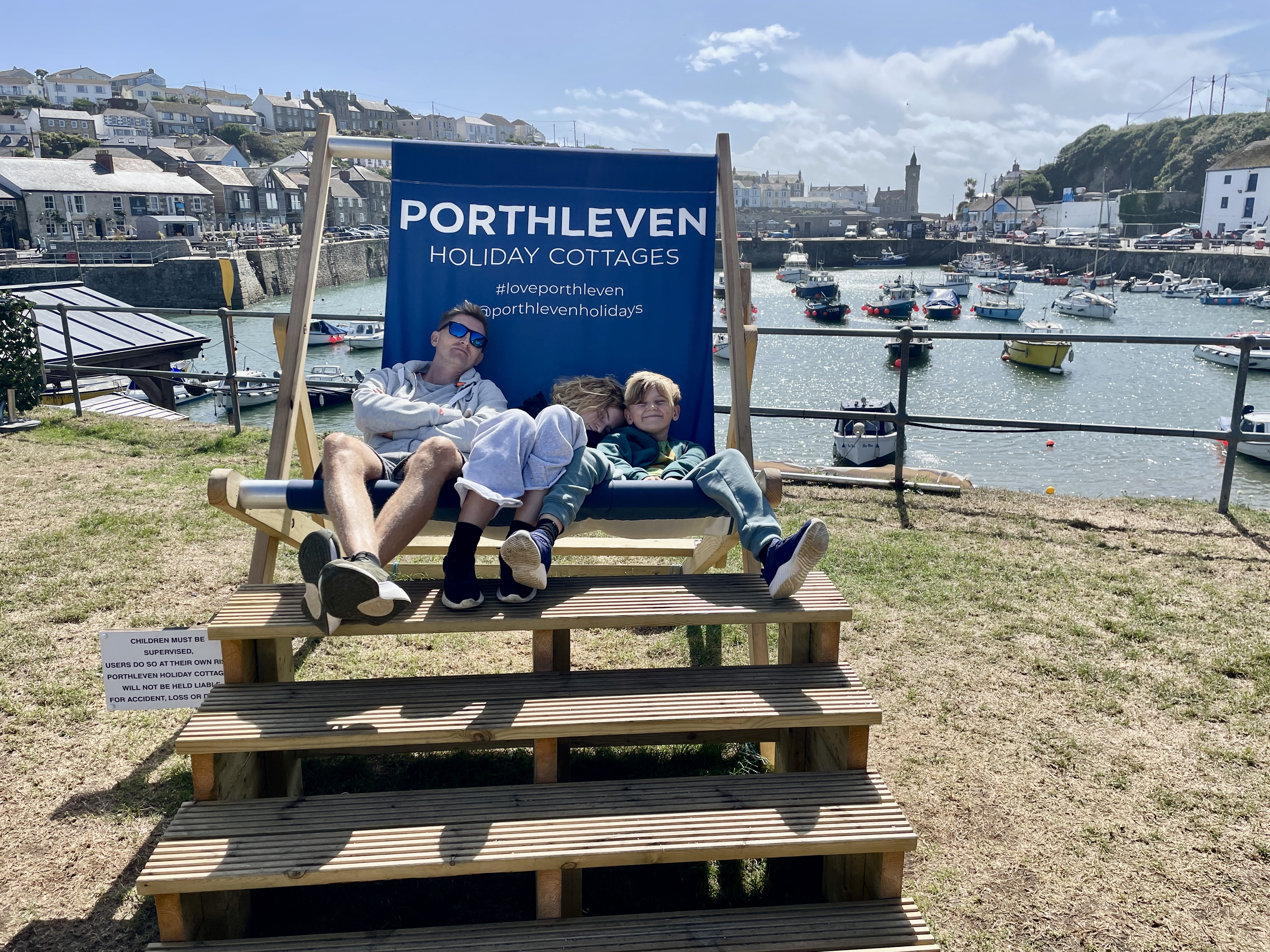 Porthleven holiday cottages giant chair