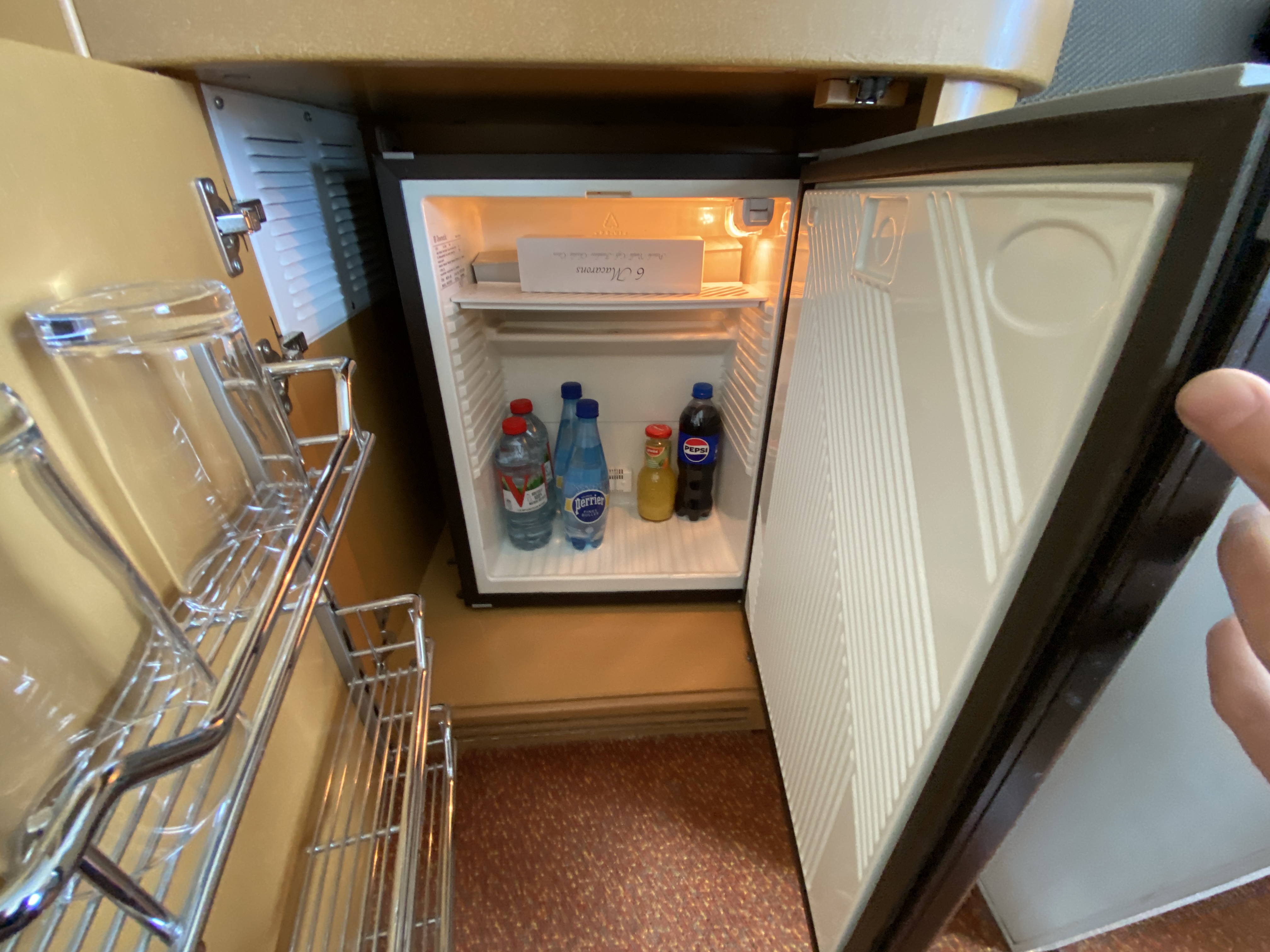 Photo tour of the 4 berth Deluxe cabin on Brittany Ferries Pont Aven Ferry